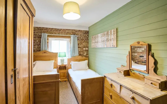 Host Stay West Barn