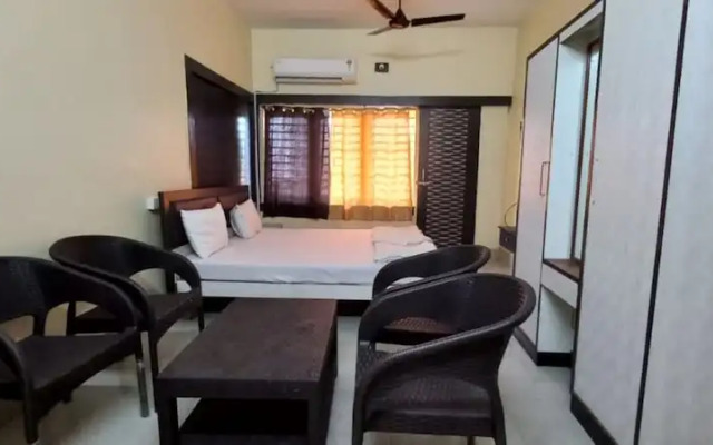 Goroomgo Moon CT Road Puri