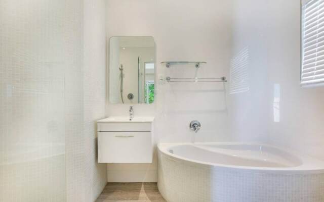 Stylish 2 Bedroom Apartment in Camps Bay Asilvertide