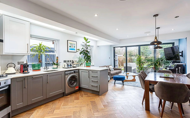Modern and Spacious Colliers Wood Home
