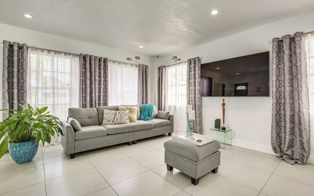 Sun-soaked Home w/ Pool in Lauderdale Lakes!