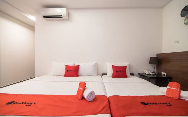 RedDoorz near Giap Bat