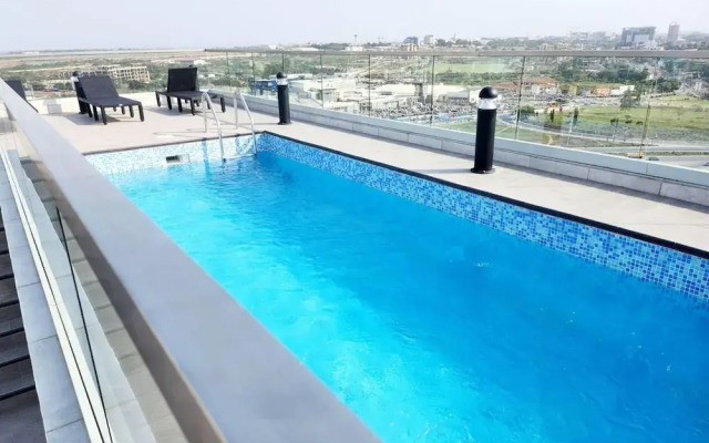 Impeccable & Cozy Gem-5 Star Location - Pools, Gym