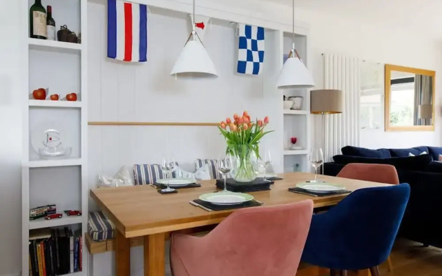 Pretty Coastal Home in Bosham Close to Water