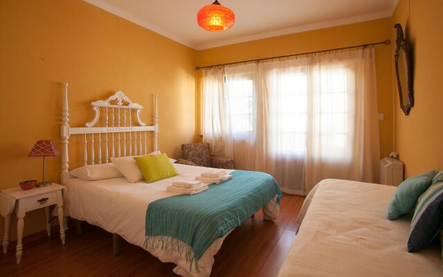 Ericeira Chill Hill Hostel & Private Rooms - Peach Garden