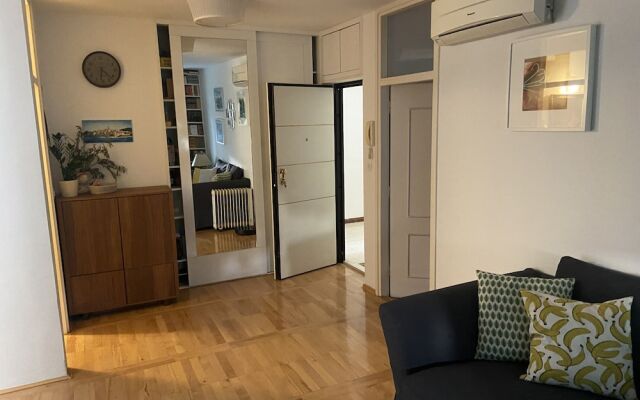 Cozy apt Within Walk Distance to Center and Beach