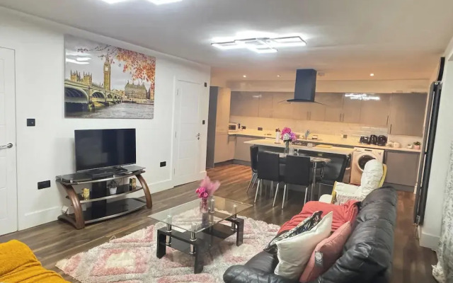 Contemporary 2bed House With Parking