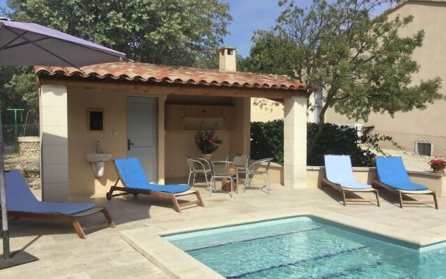 Inviting Villa in Saumane-de-vaucluse With Swimming Pool
