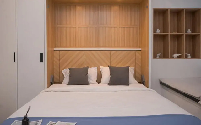 Modern And Comfy Studio At Collins Boulevard Apartment