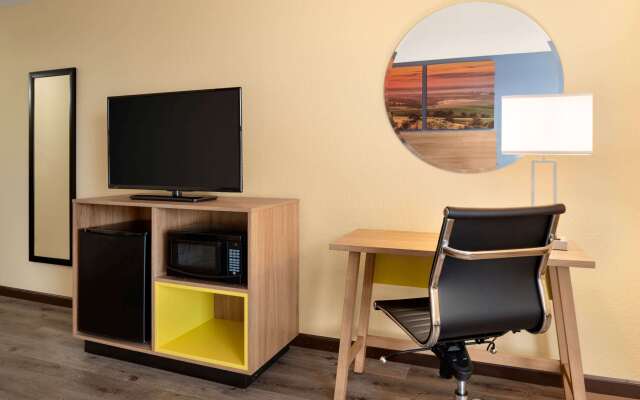 Days Inn & Suites by Wyndham Merrillville