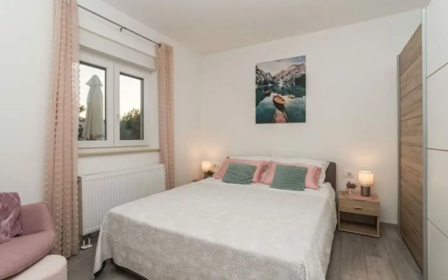 Nicoll With Pool, 50 m From the Beach