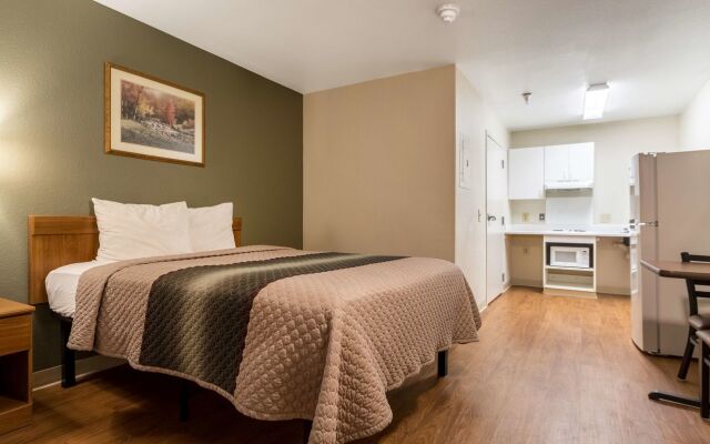 HomeTowne Studios By Red Roof Colorado Springs - Airport - Image 5