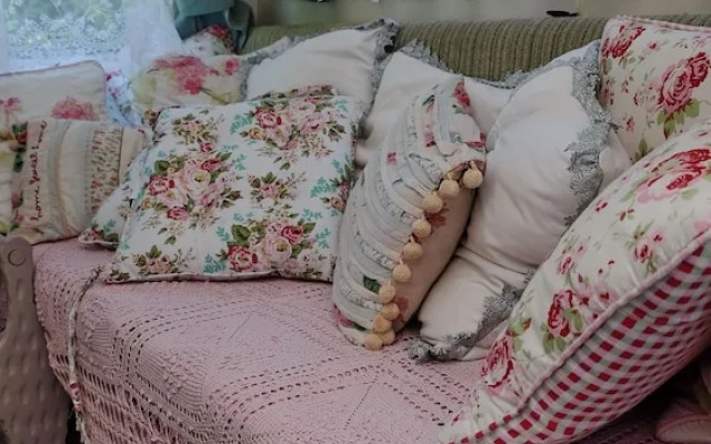 Kitty Unique 60s Caravan set in Pretty Garden