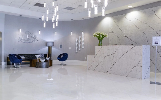 Stunning Apartment W pool & Gym- Parking