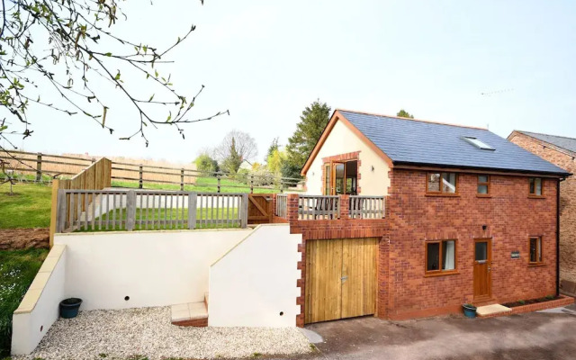 Bright, tranquil cottage