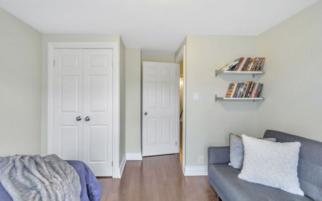 QuickStay - Chic & Modern Townhouse in Little Italy