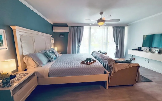 NEW Stunning Beachfront Condo at the Coral Beach — фото 4