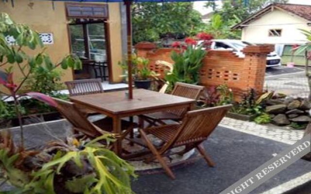 Nyoman Astana bungaloWs