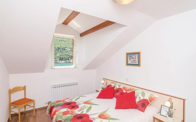 Nice Home in Mokosica With Wifi and 6 Bedrooms