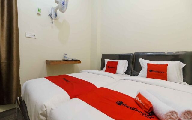 RedDoorz Syariah near Lubang Jepang Bukittinggi