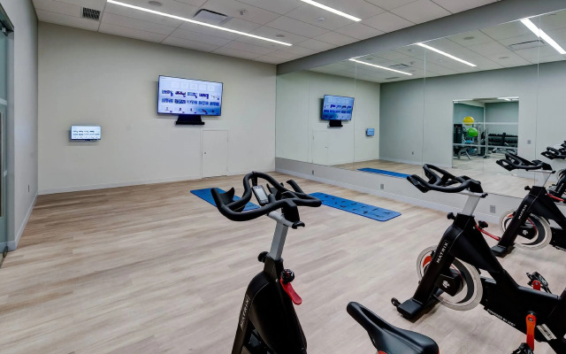 Lyric Chic 1BR Gym Downtown