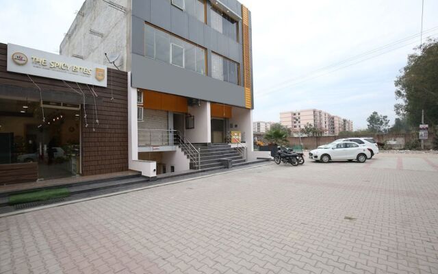 OYO 27743 Hotel Platina