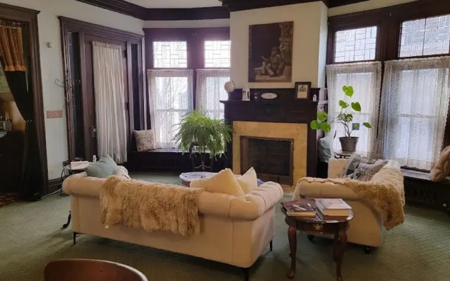 The Kings Throne Inn and Guest House