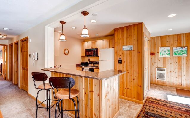 Perfect Mountain Retreat/3br -fireplace, Kids Ski Free 3 Bedroom Condo by RedAwning