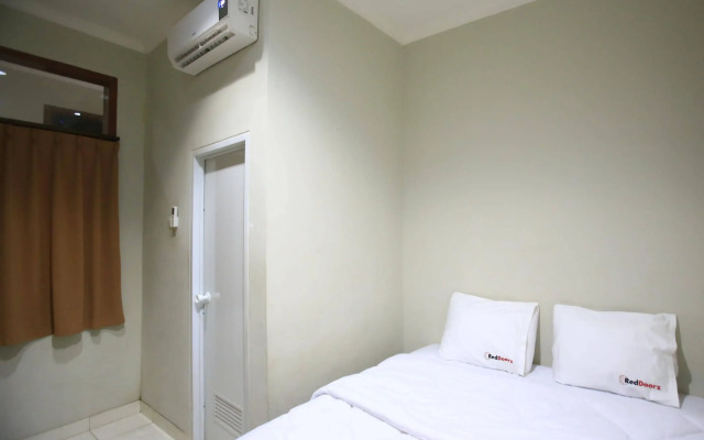 RedDoorz Karet Pedurenan