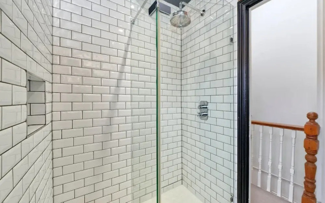 4 Bedroom House, Barnes
