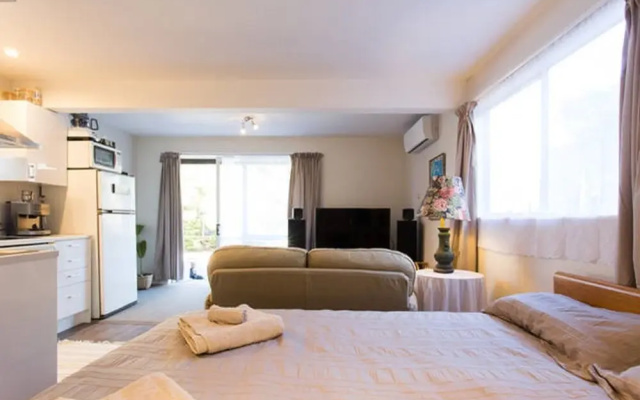 Cool little bedsit. Great holiday base.