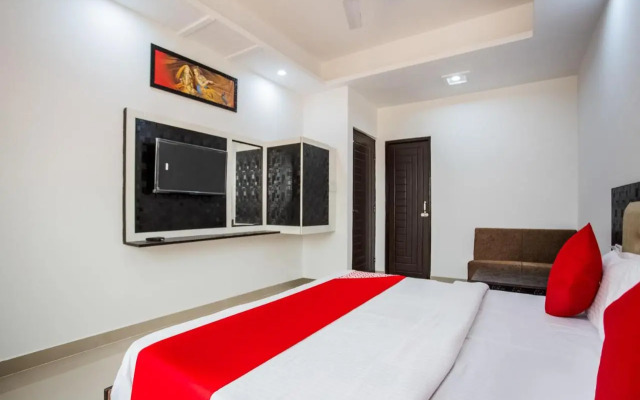 Capital O 42035 Hotel Raj Ganga