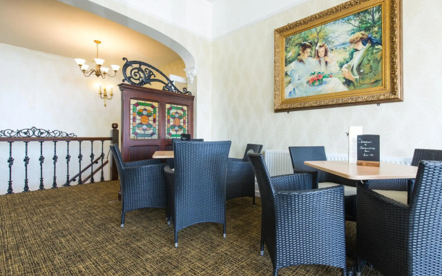 Balmoral Hotel