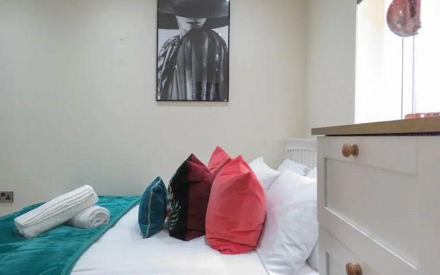 Tudors eSuites Birmingham Townhouse Private Garden Free Parking