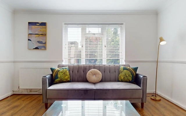 Entire 3 Bed Home in Basildon Sleeps up to 6