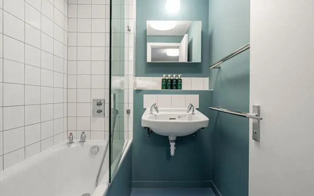 Chic Three-bedroom Home in Poplar