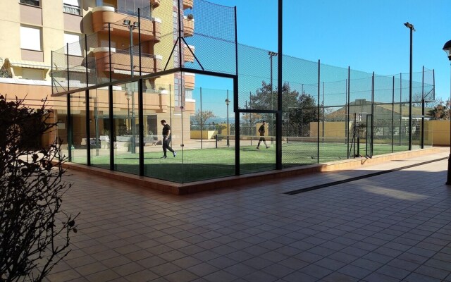 Apart. con piscina frente al mar
