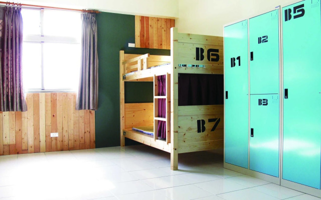 Breeze and Waves Hostel