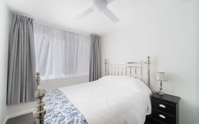 Flynns Beach Apartments 4, 41 Pacific Drive