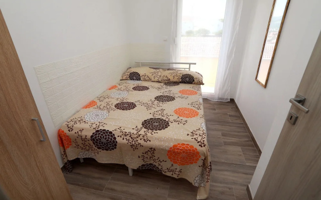 Charming 2-bed Apartment in Okrug Gornji
