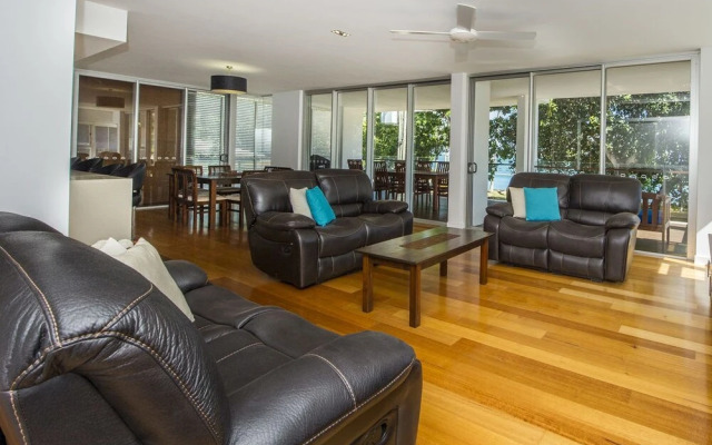 Maggies Beachfront Apt. 3
