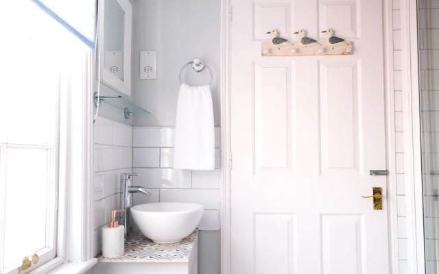 Elizabeth: Charming two bedroom apartment in centre of town