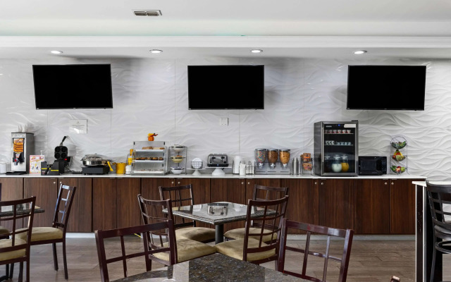 La Quinta Inn & Suites by Wyndham Raymondville