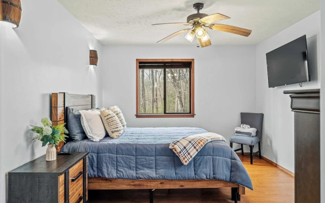 Stylish Renovated Home Open Layout, Coffee Bar + Near Hiking & Waterfalls