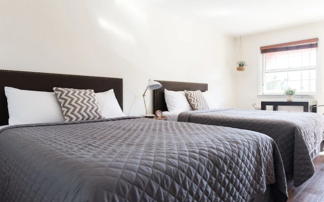 Carriage House Motor Inn