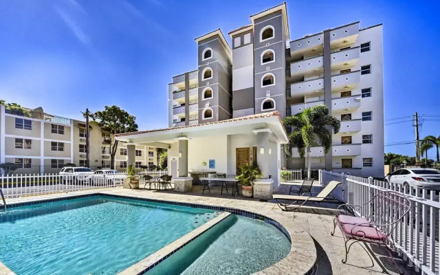 Breezy Condo w/ Ocean View Balcony: Walk to Beach!