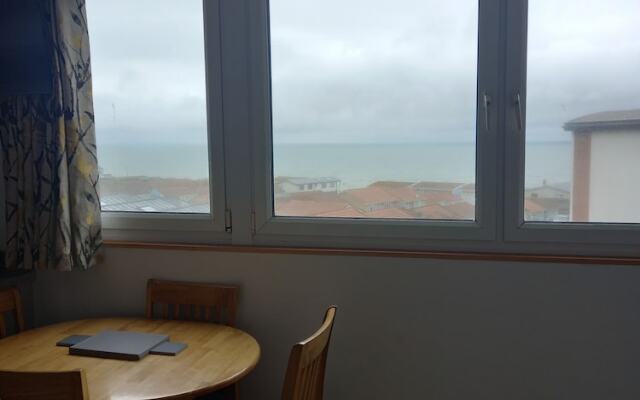 Inviting 2 Bed Apartment in Westwood ho