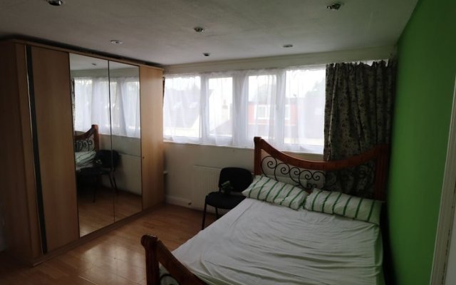 A Bright Massive Studio Room Near Wembley