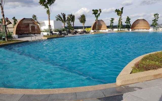 Urban Nomad at Almas Suites