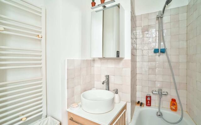 Charming 2 Room Apartment Near Square Louise Michel